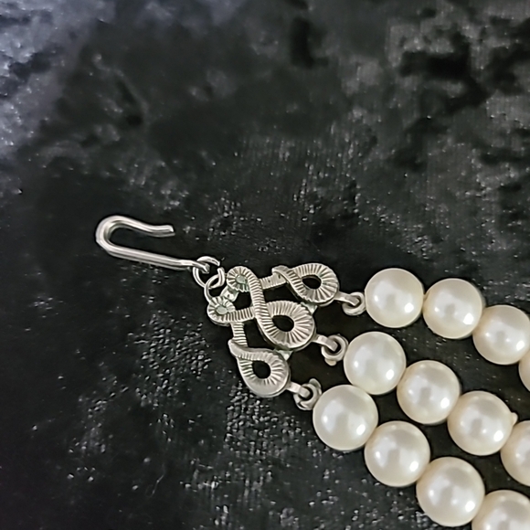 Vtg Triple Strand Faux Pearl Necklace Choker - Picture 13 of 15